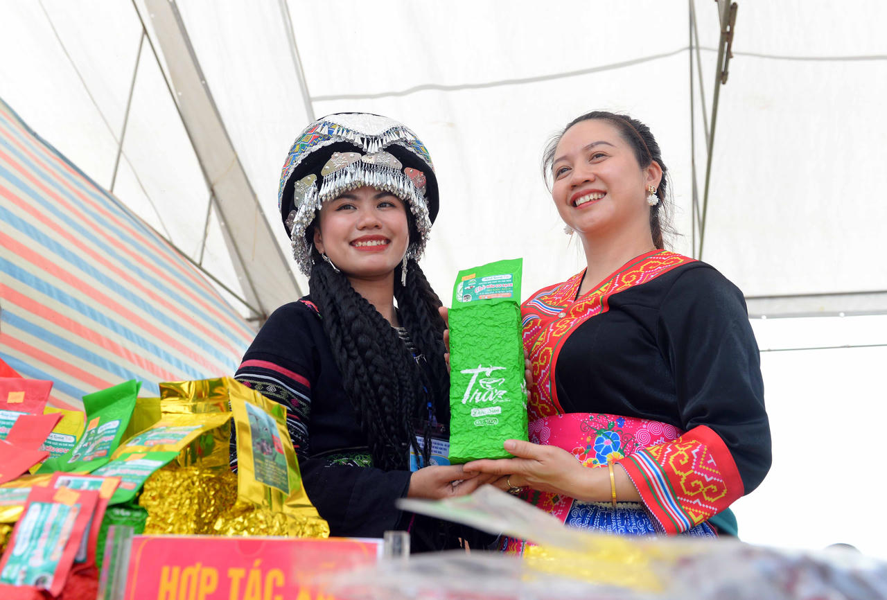 Sơn nữ Lai Châu khoe tài trong Lễ Hội Trà