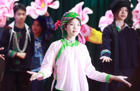 Tôn vinh nét đẹp, giá trị văn hóa trang phục truyền thống các dân tộc Lào Cai 2024