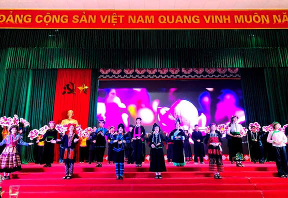 Tôn vinh nét đẹp, giá trị văn hóa trang phục truyền thống các dân tộc Lào Cai 2024