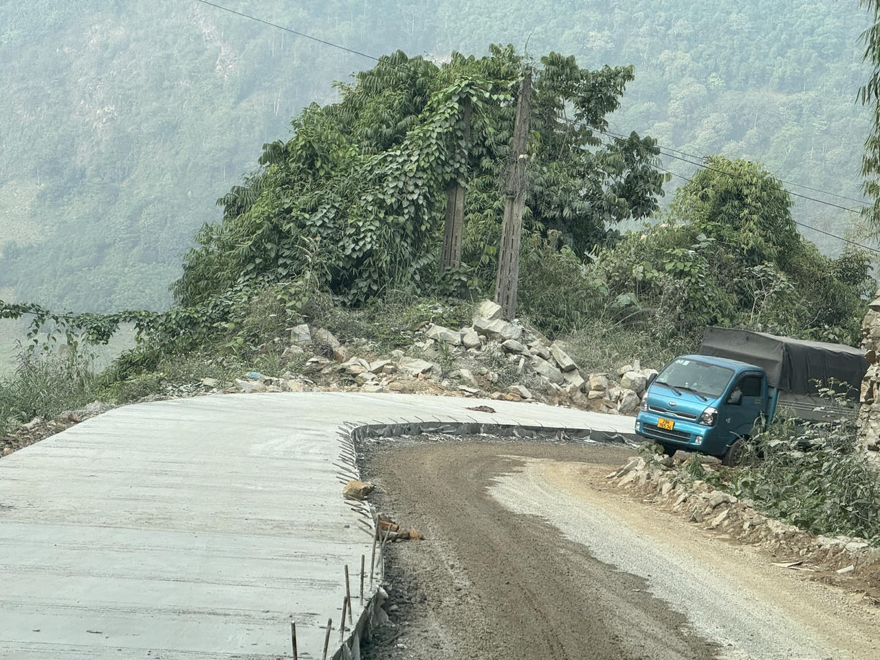 Dự án 200 tỷ không bảo đảm an toàn giao thông, cọc sắt như bãi chông giữa đường