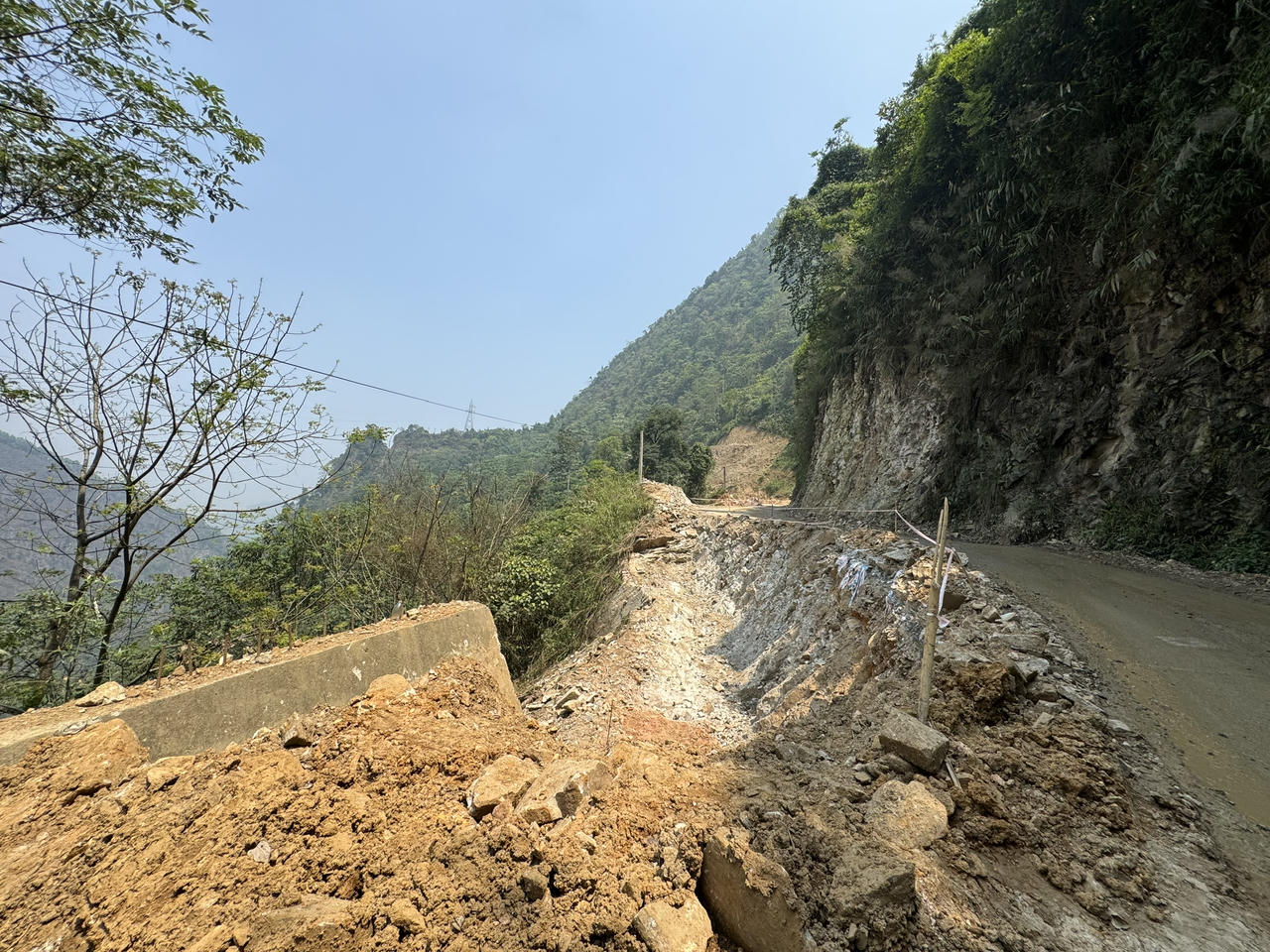 Dự án 200 tỷ không bảo đảm an toàn giao thông, cọc sắt như bãi chông giữa đường