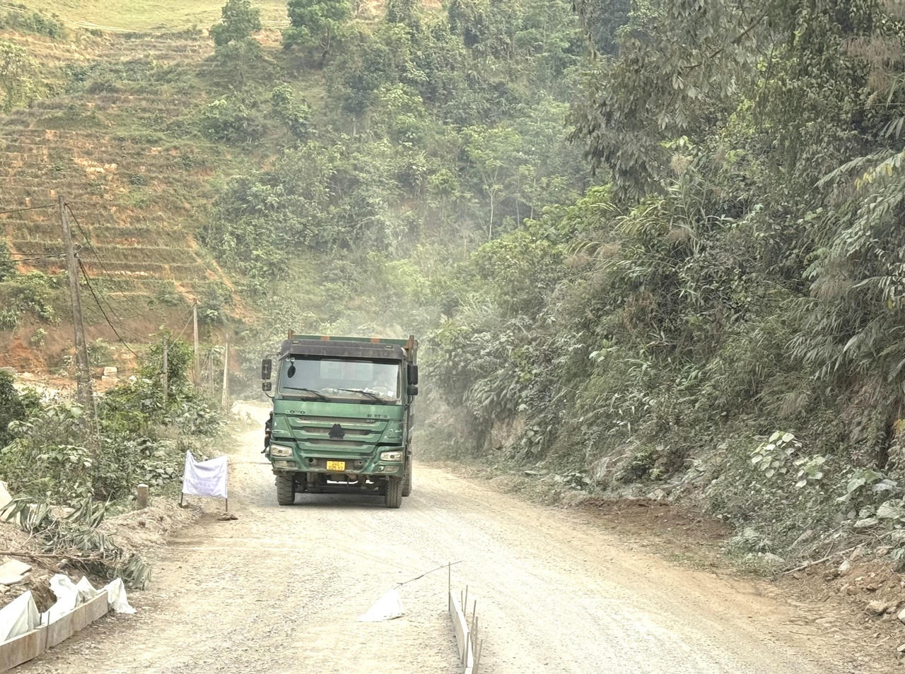 Dự án 200 tỷ không bảo đảm an toàn giao thông, cọc sắt như bãi chông giữa đường