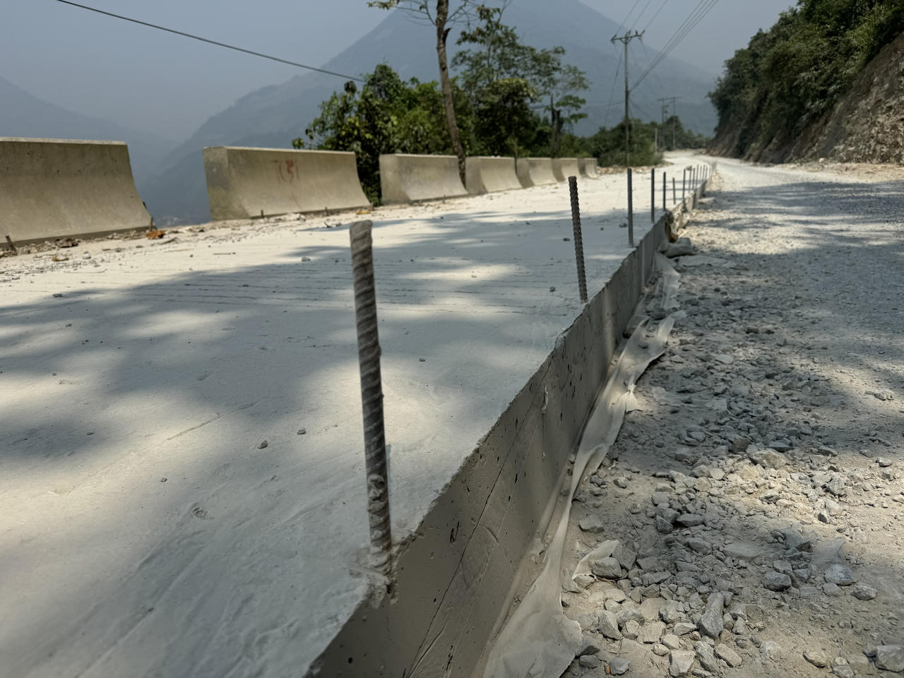 Dự án 200 tỷ không bảo đảm an toàn giao thông, cọc sắt như bãi chông giữa đường