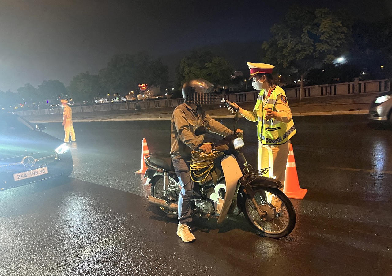 Đồng loạt ra quân trong đêm đảm bảo an ninh trật tự, an toàn giao thông tại Lào Cai