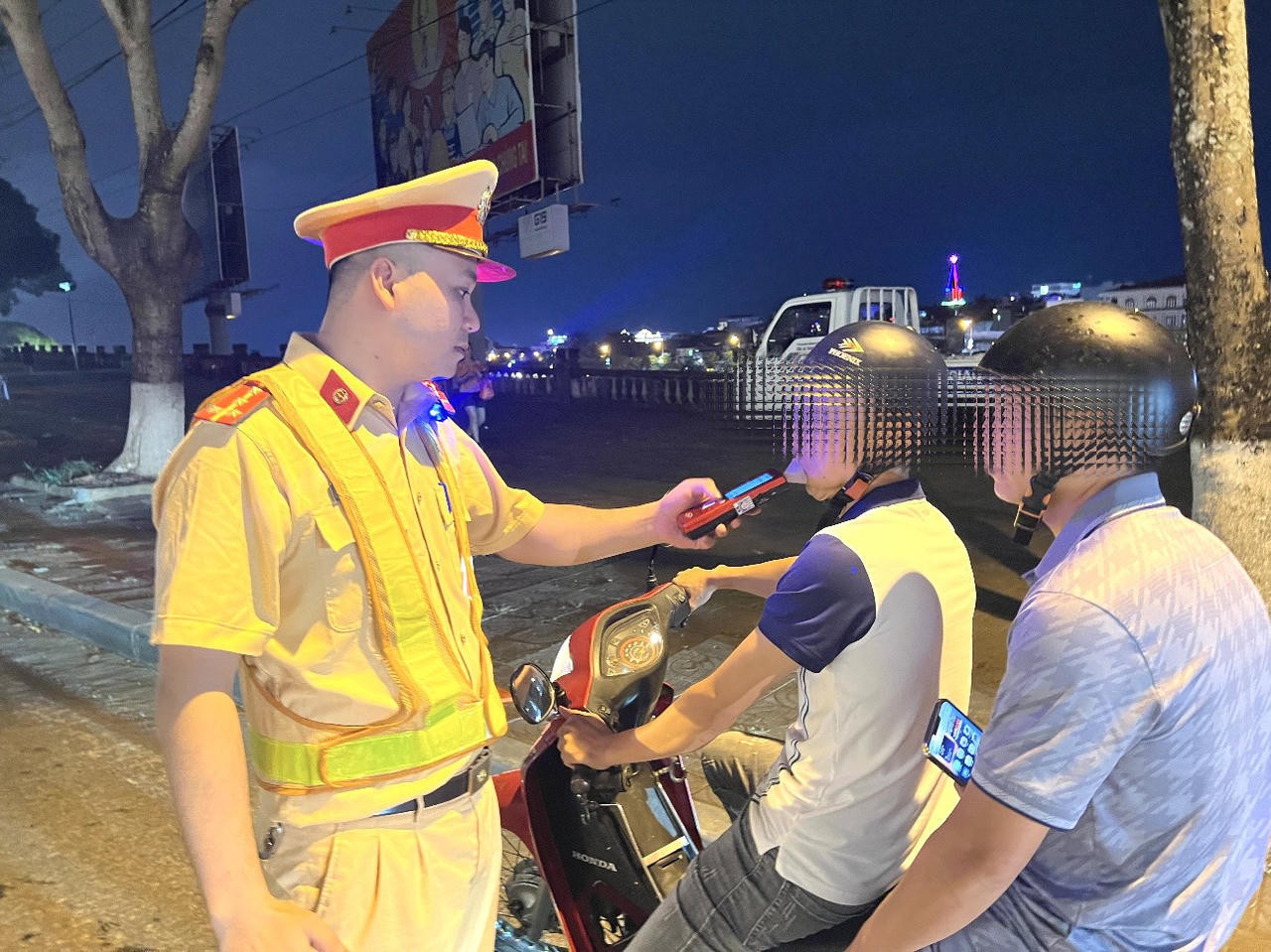 Đồng loạt ra quân trong đêm đảm bảo an ninh trật tự, an toàn giao thông tại Lào Cai