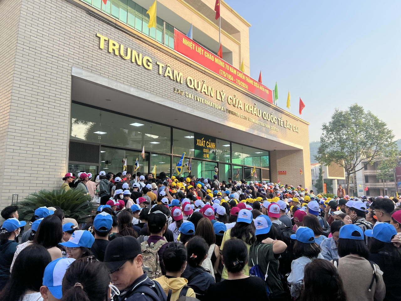 Nhộn nhịp khách du lịch xuất cảnh qua biên giới 