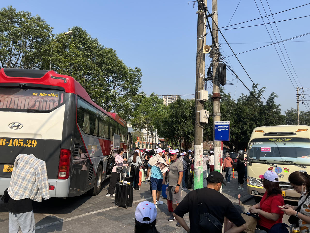 Nhộn nhịp khách du lịch xuất cảnh qua biên giới 