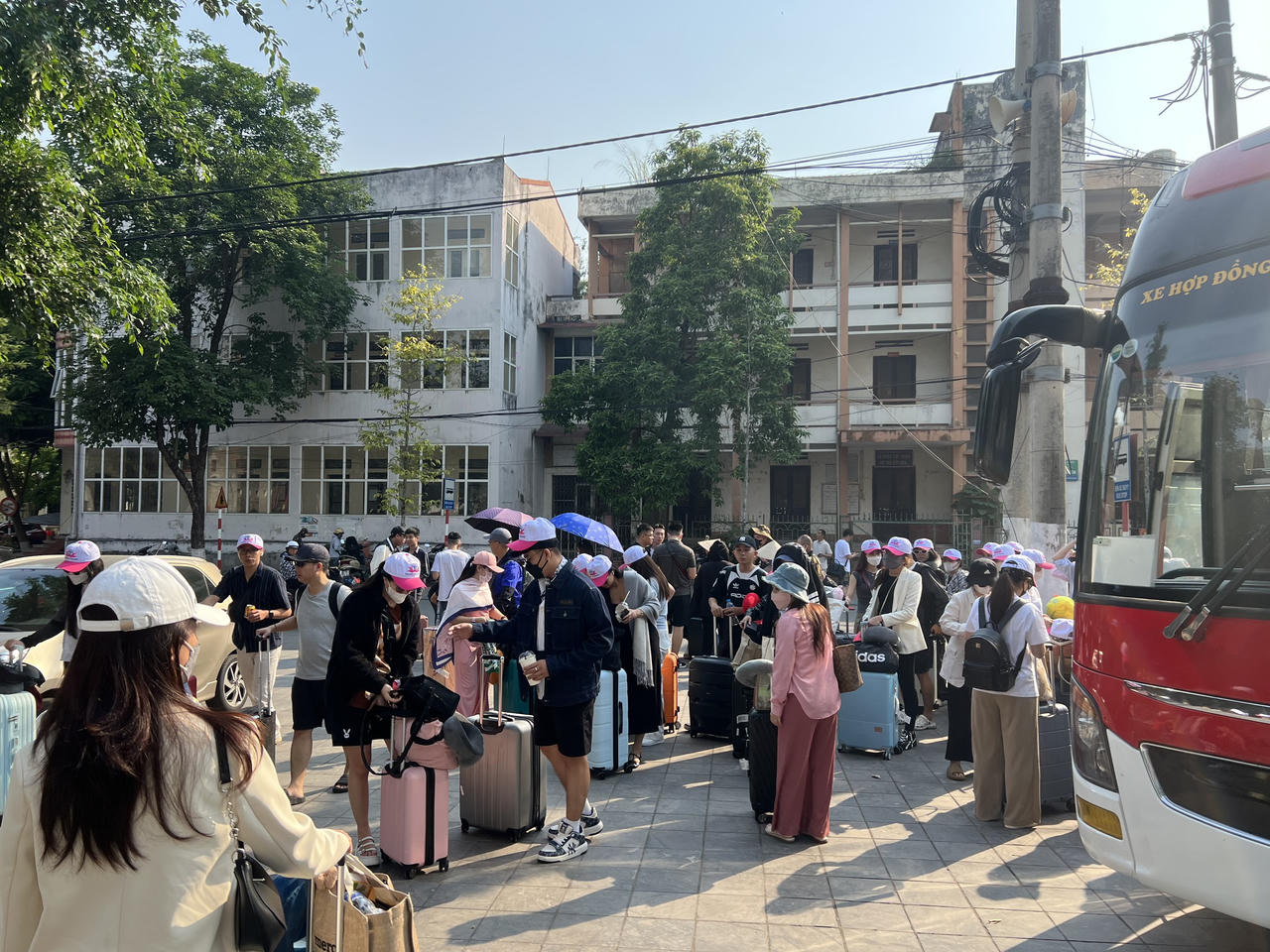 Nhộn nhịp khách du lịch xuất cảnh qua biên giới 