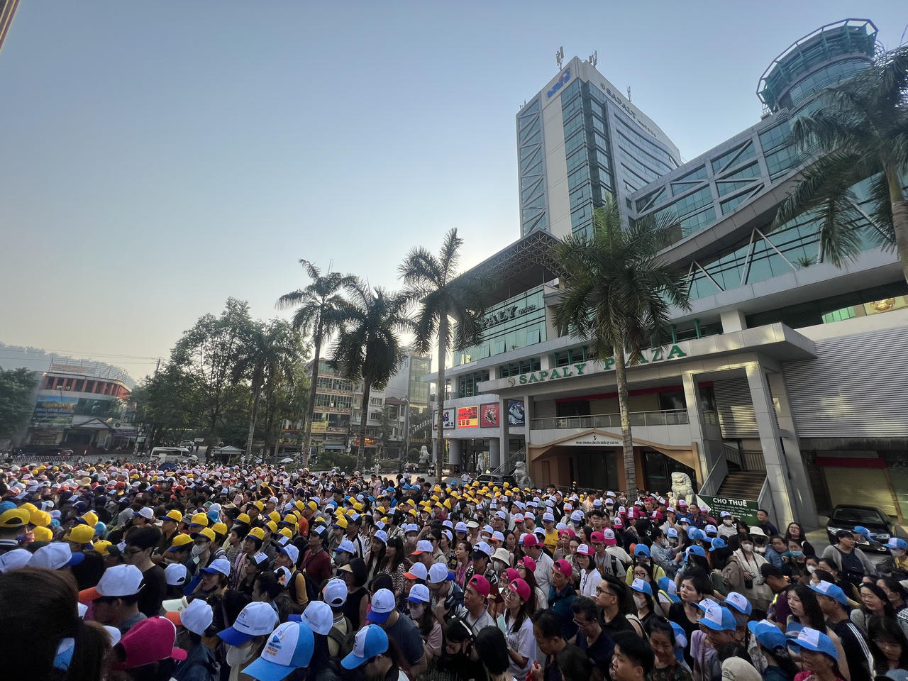 Nhộn nhịp khách du lịch xuất cảnh qua biên giới 