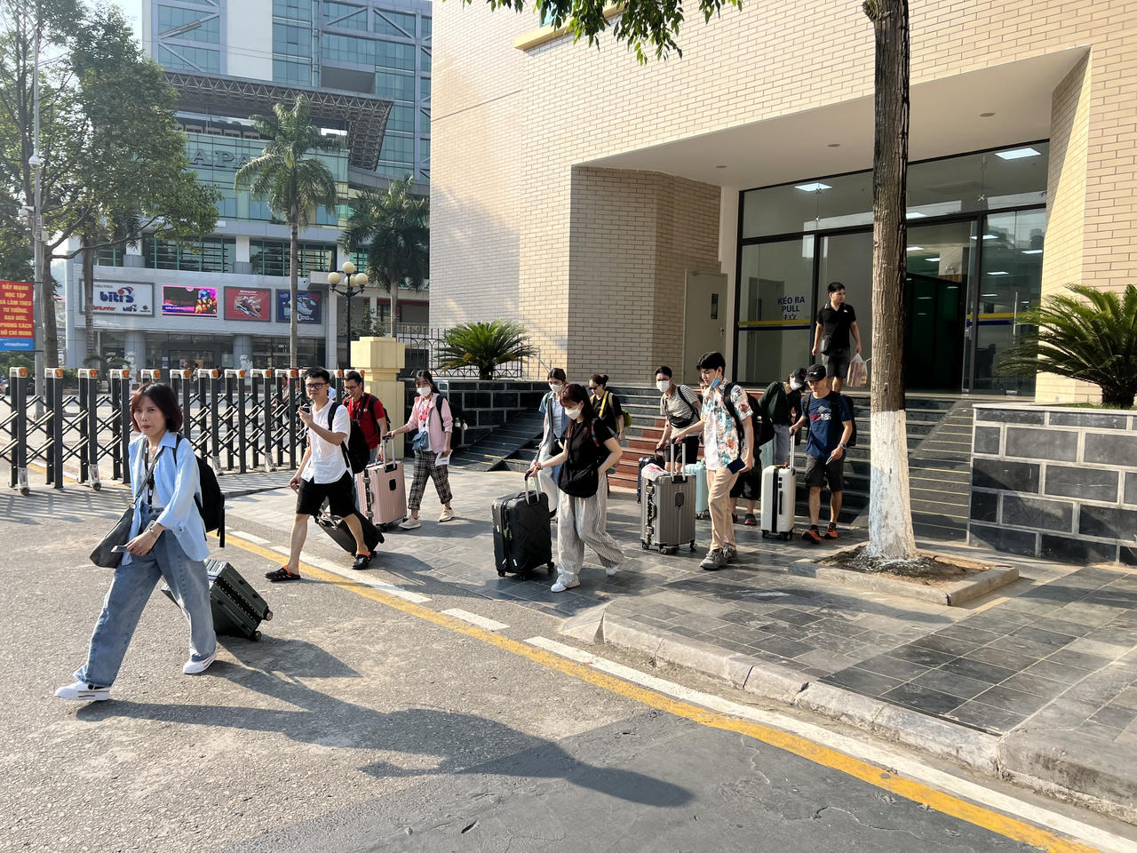 Nhộn nhịp khách du lịch xuất cảnh qua biên giới 