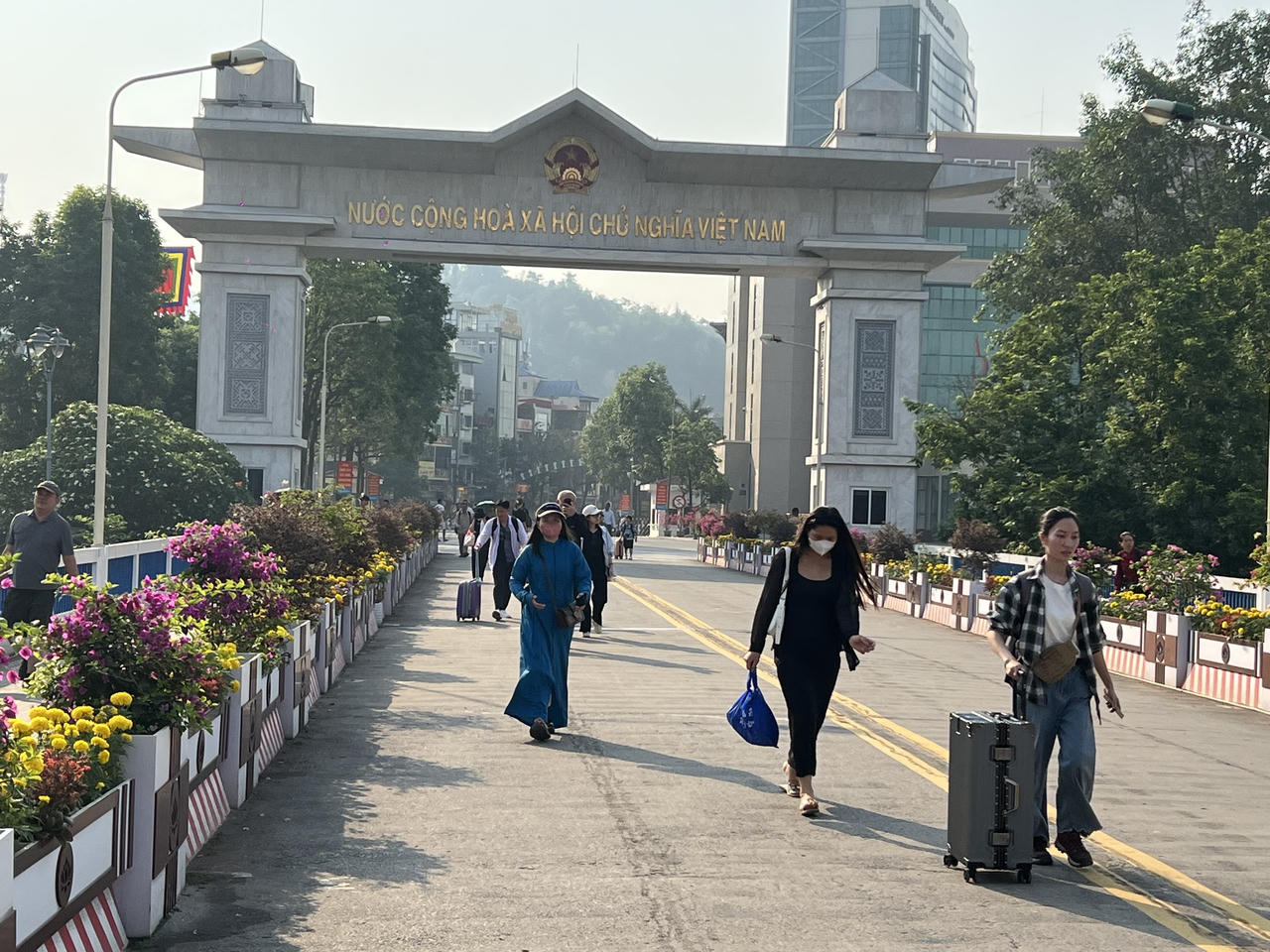 Nhộn nhịp khách du lịch xuất cảnh qua biên giới 