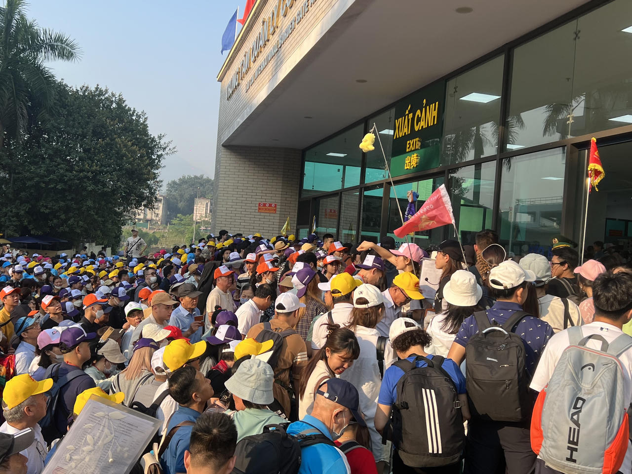 Nhộn nhịp khách du lịch xuất cảnh qua biên giới 