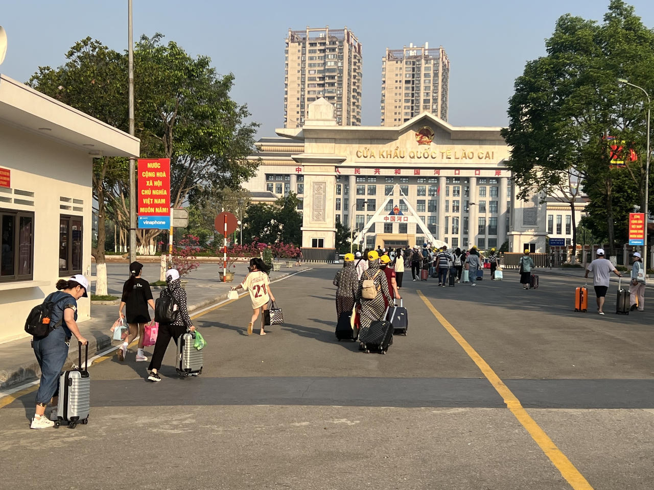 Nhộn nhịp khách du lịch xuất cảnh qua biên giới 