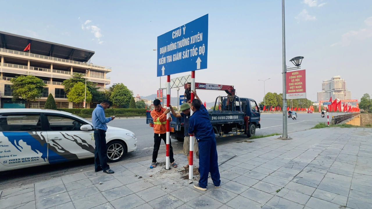 Bổ sung biển báo, biển chỉ dẫn giao thông tại TP Lào Cai