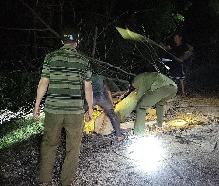 Hàng trăm ngôi nhà ở Lào Cai bị tốc mái trong đêm 