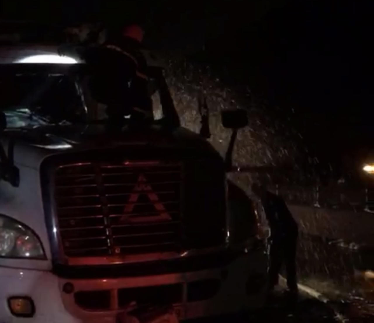 Ô tô cháy dữ dội trên cao tốc Nội Bài- Lào Cai