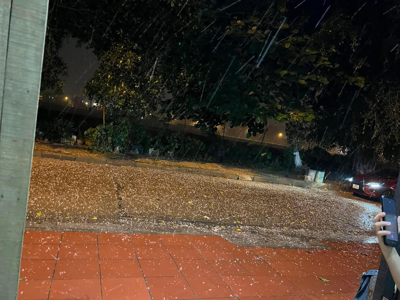 Mưa đá, giông lốc trút xuống Lào Cai trong đêm