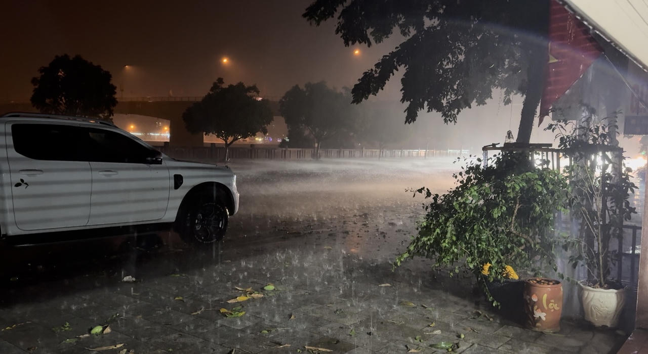 Mưa đá, giông lốc trút xuống Lào Cai trong đêm