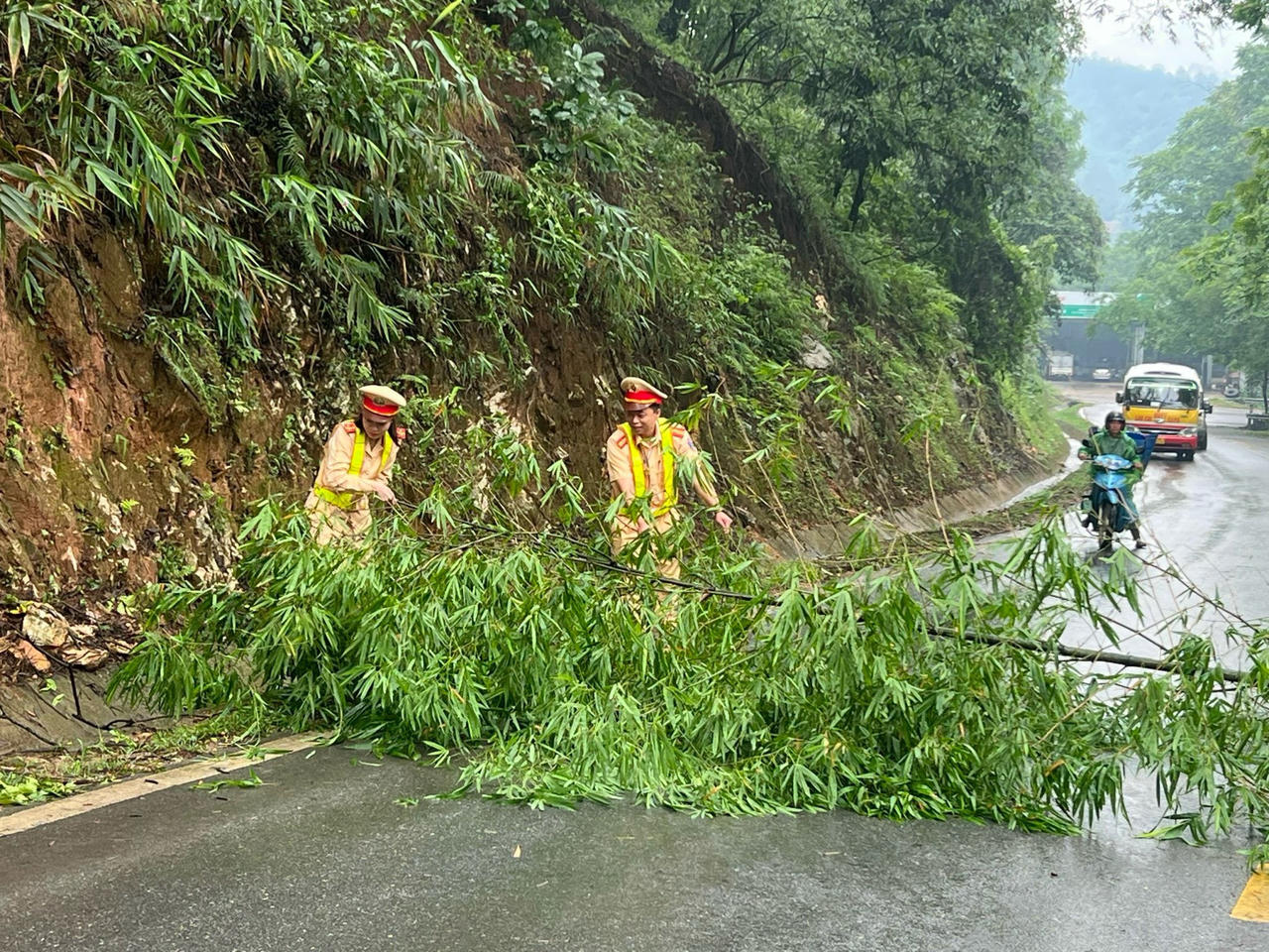 Đảm bảo an toàn trên các tuyến đường từ Lào Cai hướng về Điện Biên Phủ 