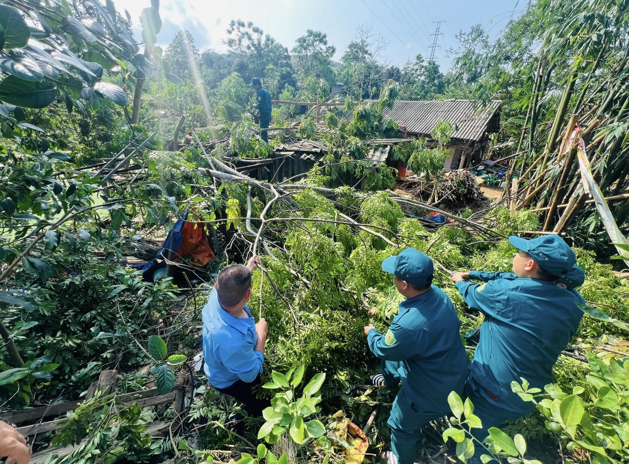 Lực lượng Công an giúp dân sửa chữa nhà ở sau dông lốc tại Lào Cai