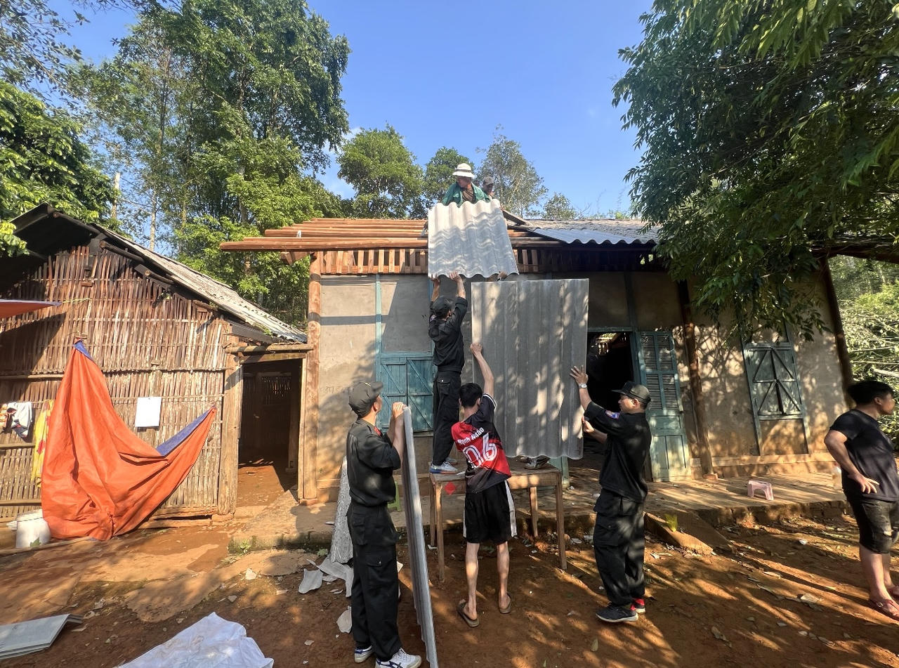 Lực lượng Công an giúp dân sửa chữa nhà ở sau dông lốc tại Lào Cai