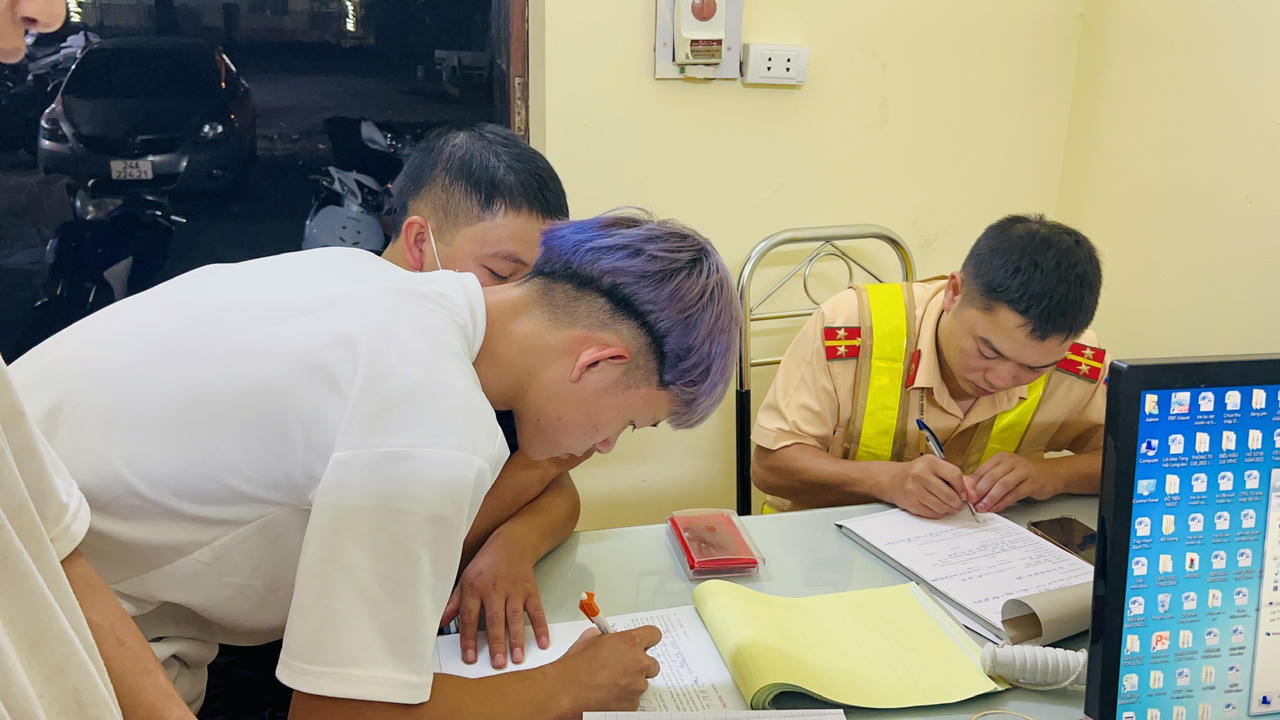 Lào Cai: Cảnh sát hóa trang xử lý nhiều thanh niên vi phạm ATGT