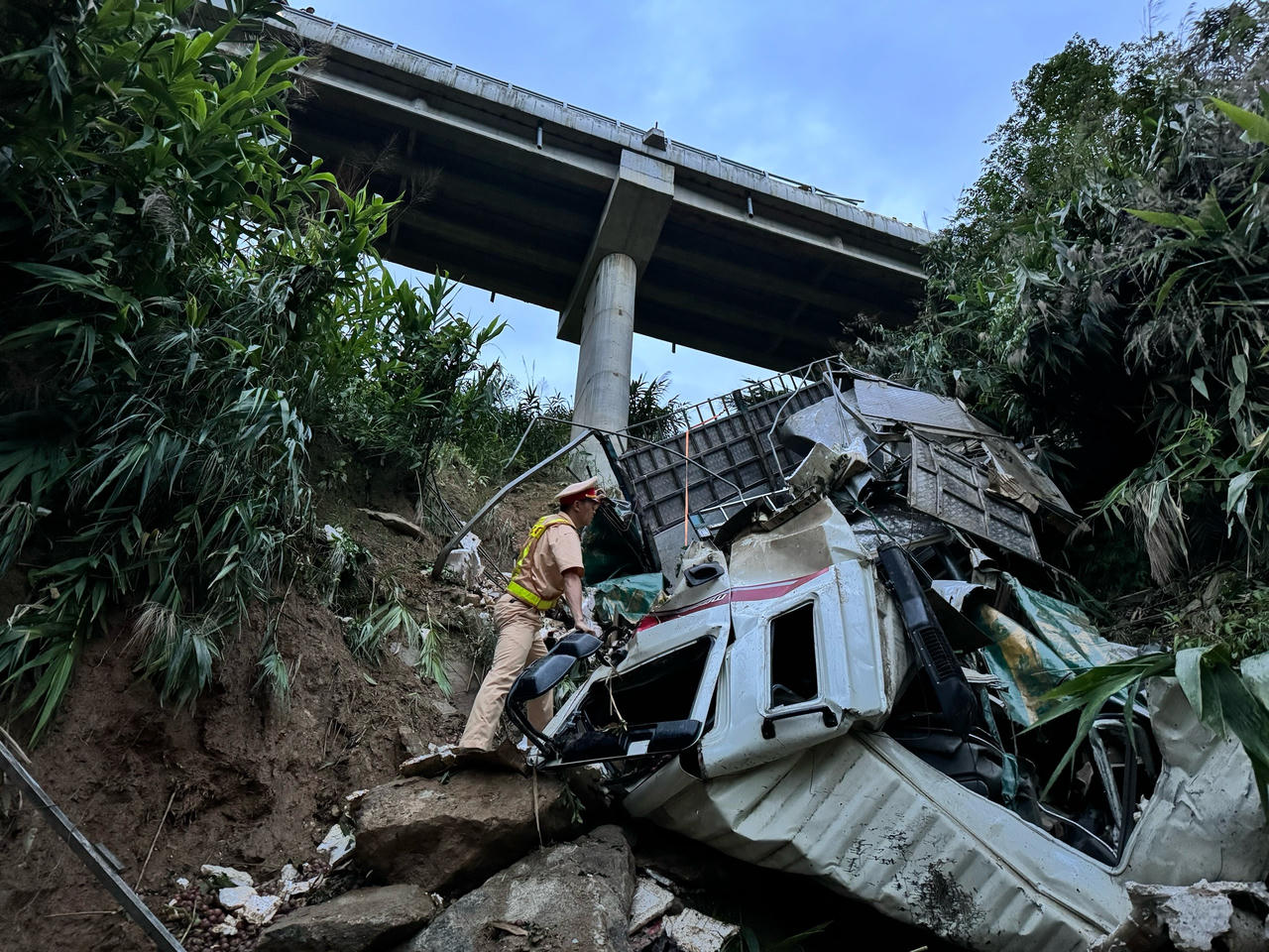 Xe tải lật xuống vực sâu, 3 người bị thương 