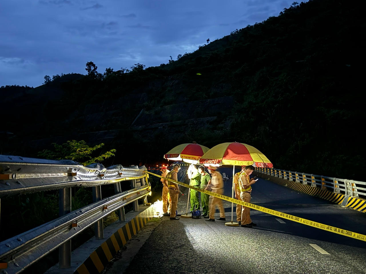 Xe tải lật xuống vực sâu, 3 người bị thương 