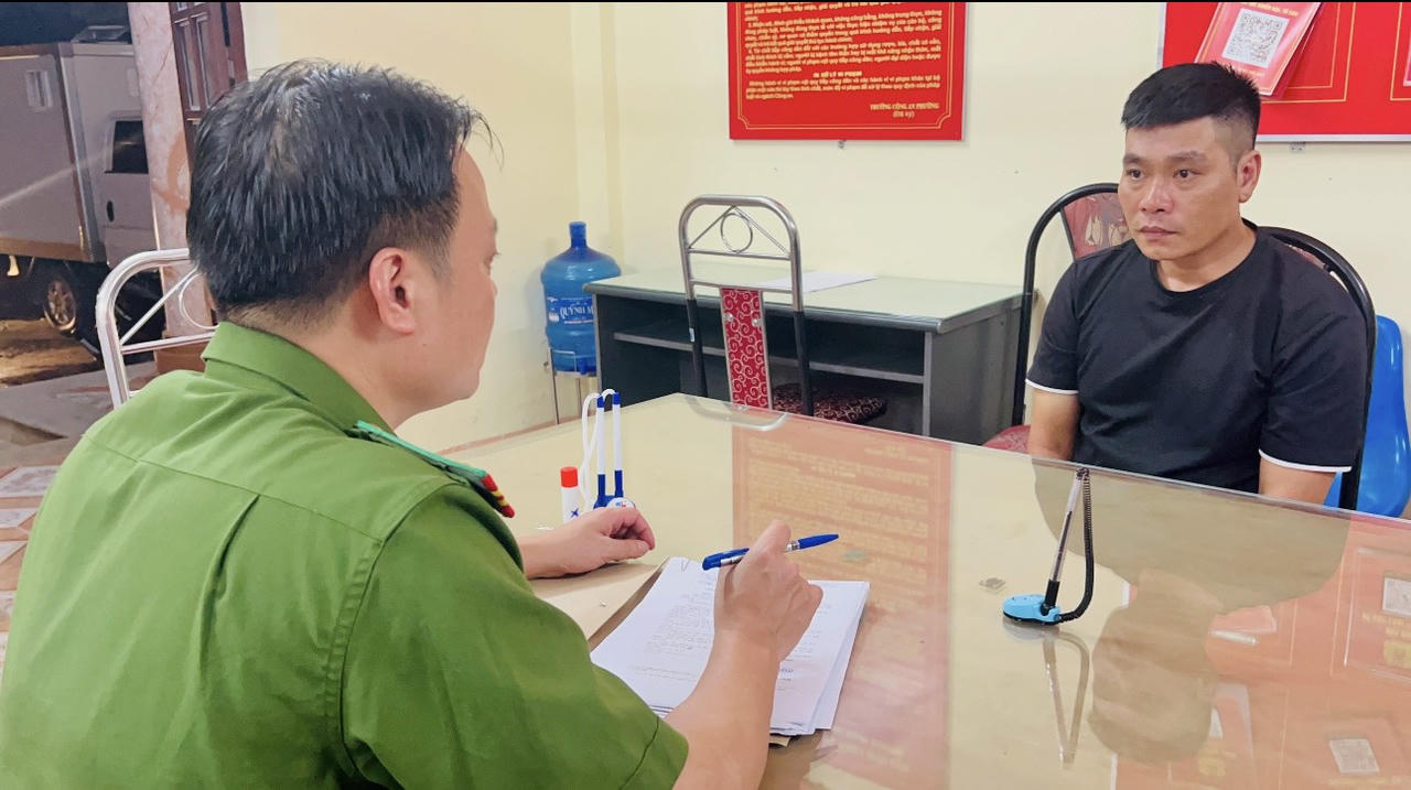 Tạm giữ đối tượng “thu phế” xe hàng tại cửa khẩu Kim Thành