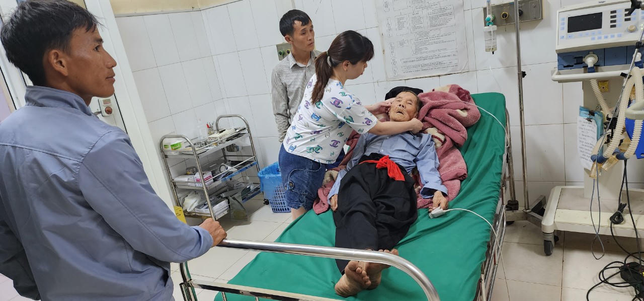 Công an dùng xe chuyên dụng kịp thời đưa cụ ông 101 tuổi đi cấp cứu