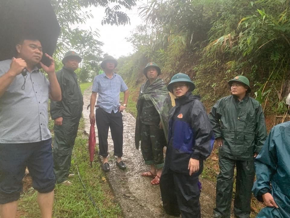 Hơn 100 người tìm kiếm hai nạn nhân mất tích do mưa lũ ở Lào Cai