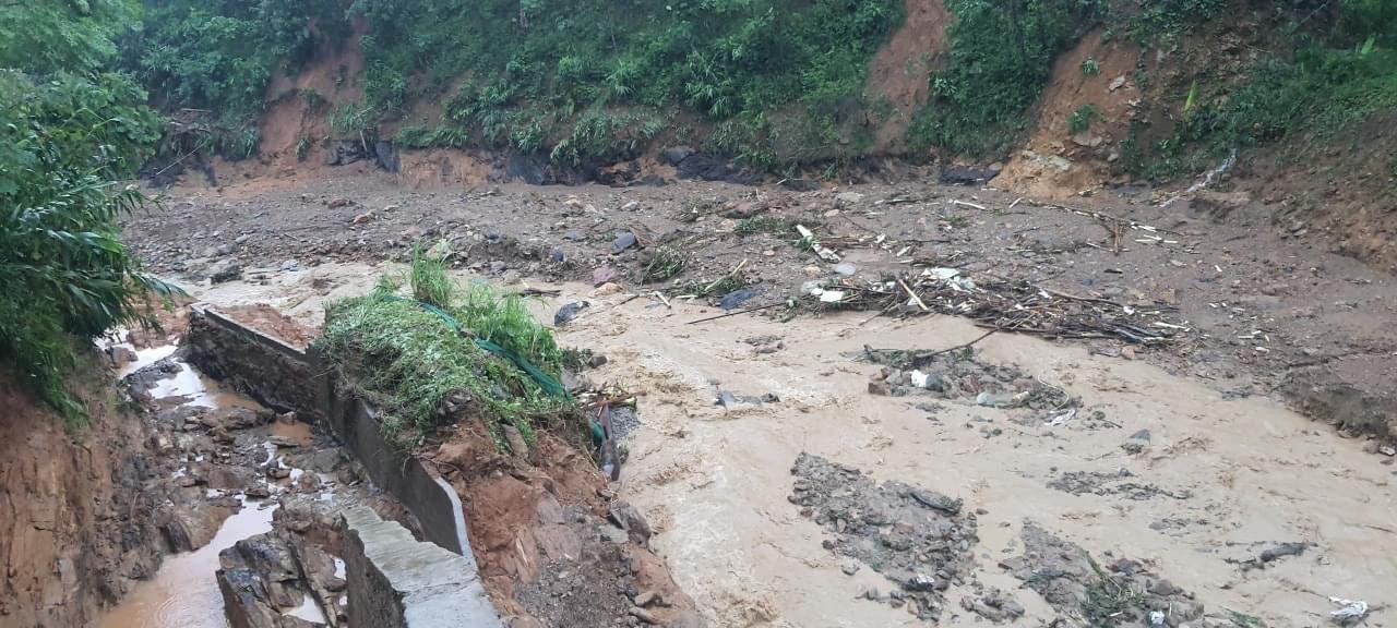 Hơn 100 người tìm kiếm hai nạn nhân mất tích do mưa lũ ở Lào Cai