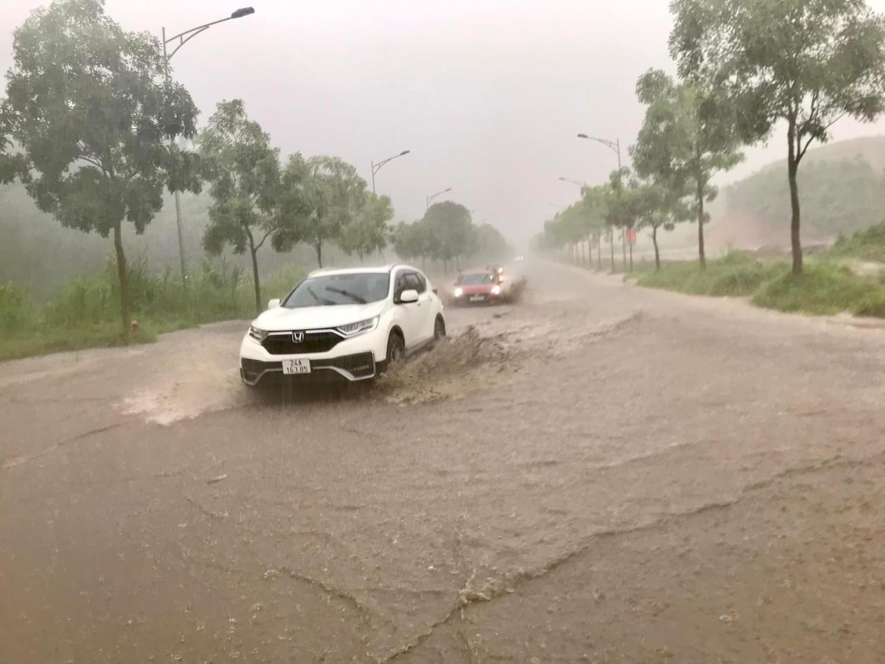 Hơn 100 người tìm kiếm hai nạn nhân mất tích do mưa lũ ở Lào Cai