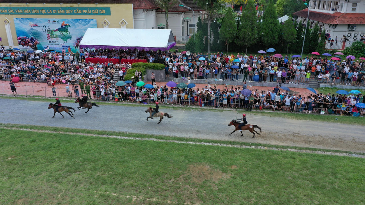 Nài ngựa huyện Bát Xát giành ngôi cao nhất tại Giải đua ngựa truyền thống Bắc Hà 2024