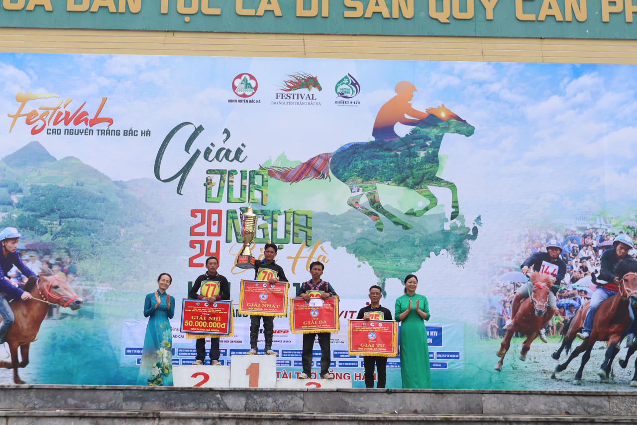 Nài ngựa huyện Bát Xát giành ngôi cao nhất tại Giải đua ngựa truyền thống Bắc Hà 2024
