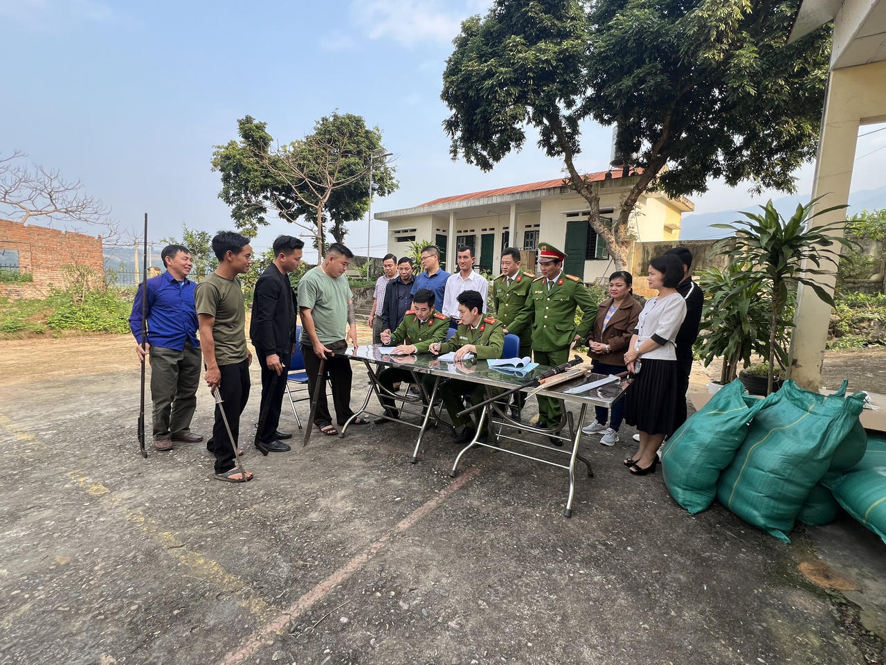 Lào Cai: Tổ chức tiêu hủy hơn 11.000 vũ khí, vũ khí tự chế 