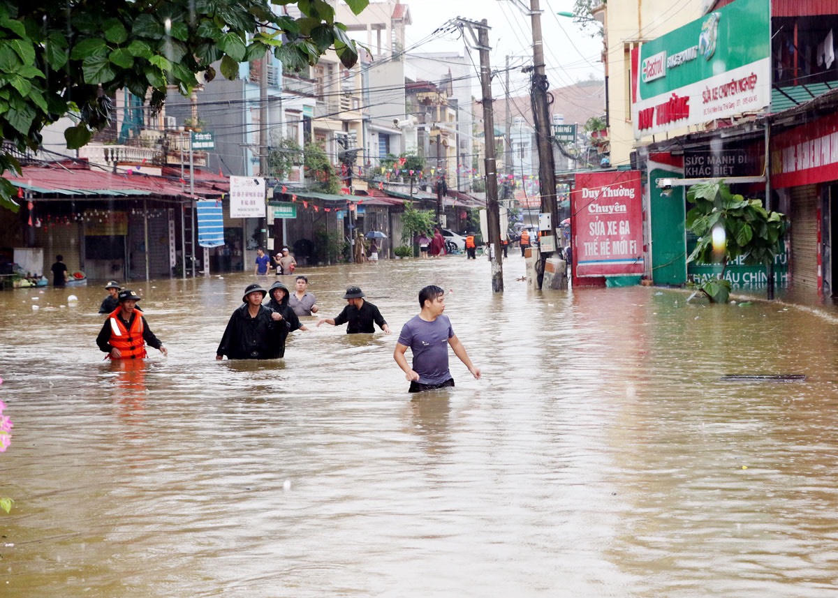 Mưa lớn kéo dài gây ngập úng, sạt lở, giao thông tê liệt nhiều nơi tại Hà Giang