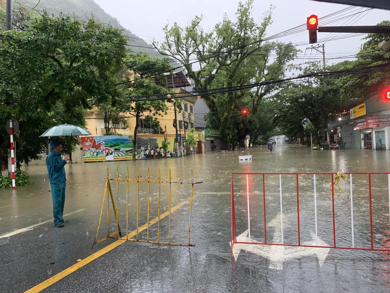 Mưa lớn kéo dài gây ngập úng, sạt lở, giao thông tê liệt nhiều nơi tại Hà Giang