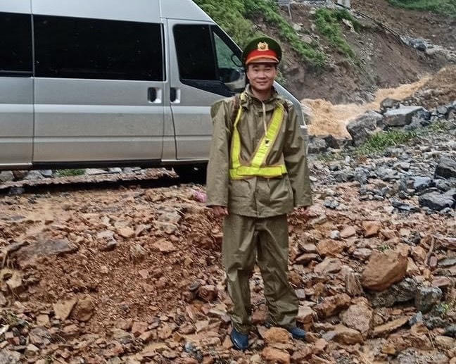 Thượng úy cảnh sát giao thông Hà Giang cứu 2 người giữa dòng nước lũ