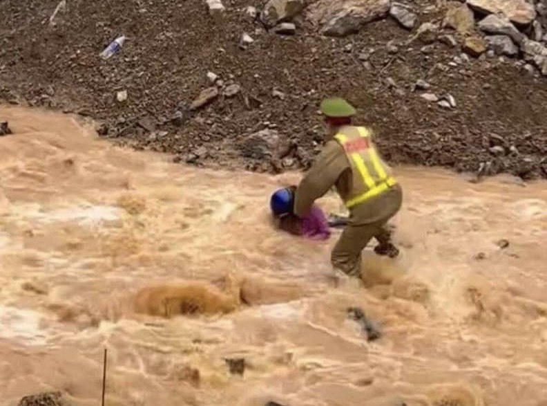 Thượng úy cảnh sát giao thông Hà Giang cứu 2 người giữa dòng nước lũ