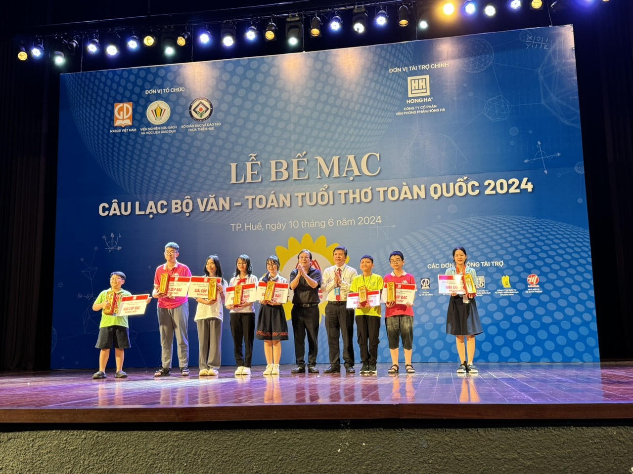 Trao hơn 300 giải cho học sinh tại cuộc thi Câu lạc bộ Văn – Toán tuổi thơ 2024