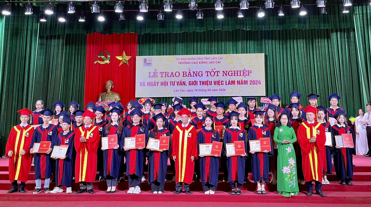 Trường Cao đẳng Lào Cai tổ chức trao bằng tốt nghiệp và giới thiệu việc làm cho sinh viên