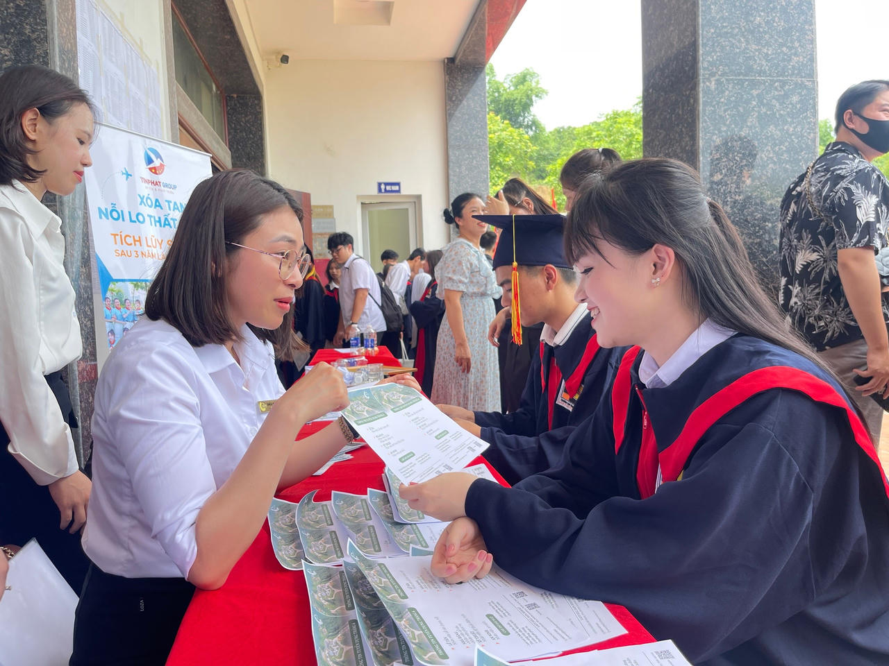 Trường Cao đẳng Lào Cai tổ chức trao bằng tốt nghiệp và giới thiệu việc làm cho sinh viên