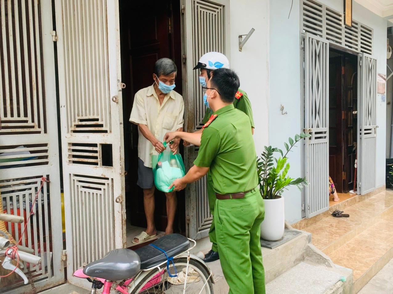 Đoàn thanh niên Công an phường Thanh Xuân Nam tặng nhiều phần quà cho những hoàn cảnh khó khăn trên địa bàn