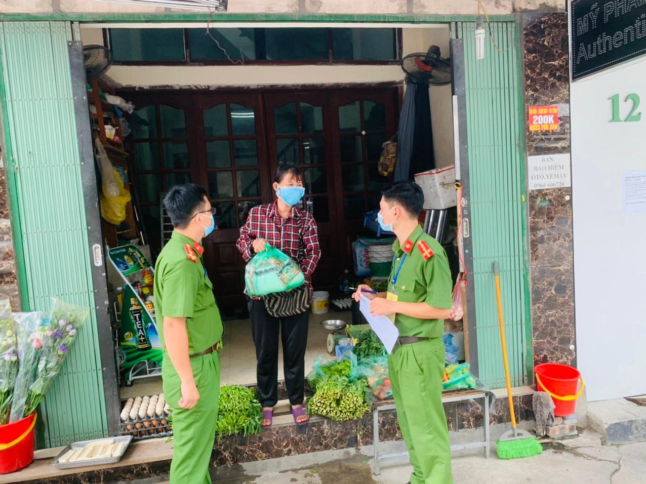 Đoàn thanh niên Công an phường Thanh Xuân Nam tặng nhiều phần quà cho những hoàn cảnh khó khăn trên địa bàn