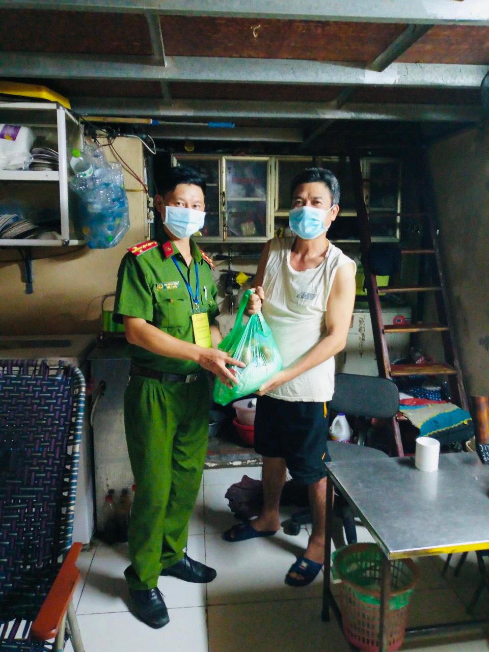 Đoàn thanh niên Công an phường Thanh Xuân Nam tặng nhiều phần quà cho những hoàn cảnh khó khăn trên địa bàn