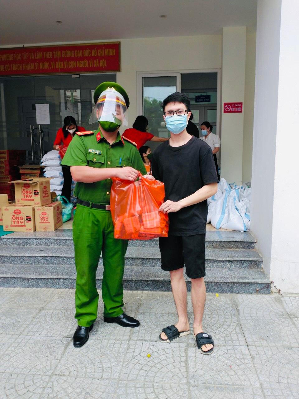 Đoàn thanh niên Công an phường Thanh Xuân Nam tặng nhiều phần quà cho những hoàn cảnh khó khăn trên địa bàn