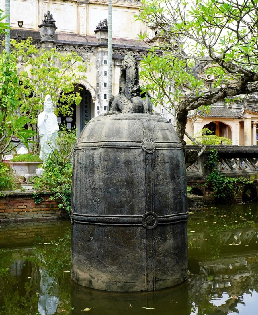 Chùa Cổ Lễ - Nam Định: Chuông cổ ngự giữa hồ