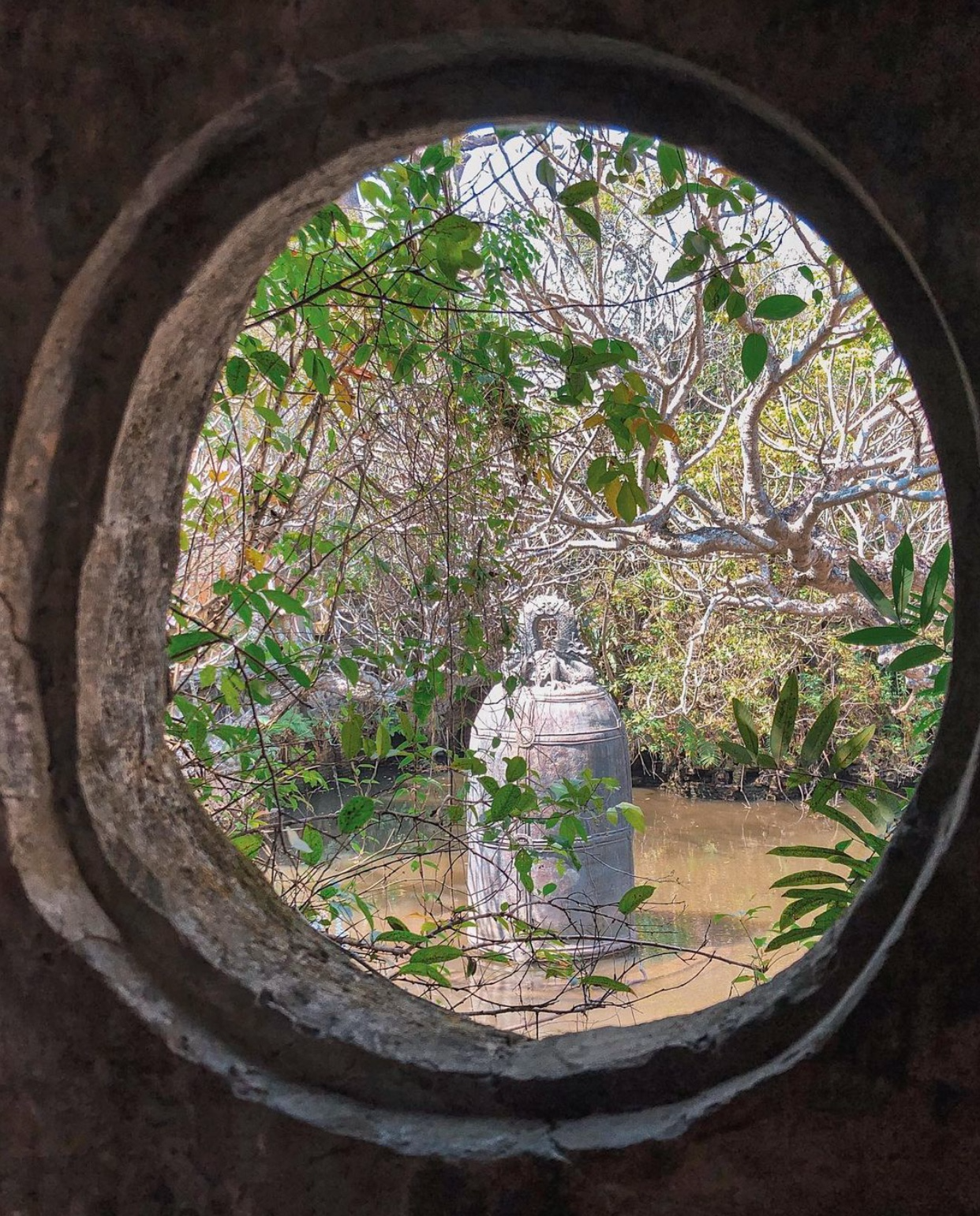 Chùa Cổ Lễ - Nam Định: Chuông cổ ngự giữa hồ