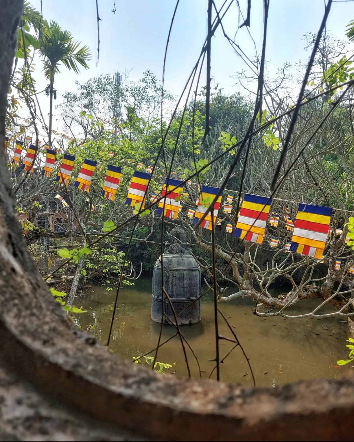 Chùa Cổ Lễ - Nam Định: Chuông cổ ngự giữa hồ